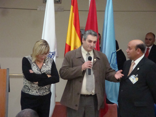 011f Nuria y Josep junto al presidente de URE